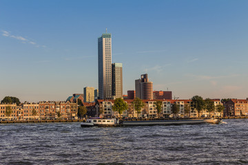 Fototapeta na wymiar Ruch statków w Rotterdamie