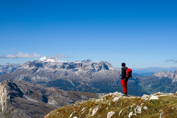 Fototapeta premium Bergsteiger mit Blick auf die Sellagruppe - Dolomiten