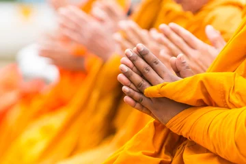 Crédence de cuisine en verre imprimé Bouddha prier pour la foi dans le bouddhisme