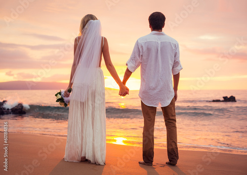 Влюбленные, свадебный букет, поцелуй, море, пляж загрузить