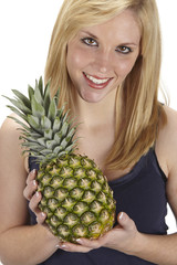 Junge Frau mit Ananas