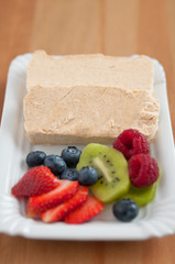 Zimtparfait mit frischen Früchten