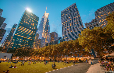 Fototapeta premium Bryant Park in Manhattan at night