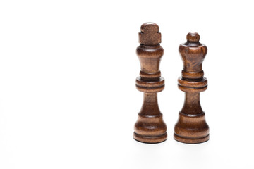 白背景にキングとクイーンのチェス駒