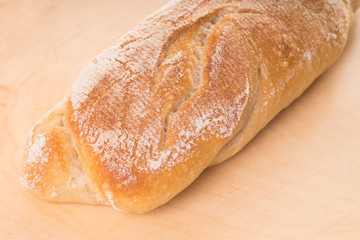 Brötchen auf einem Holzbrett