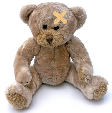 ourson avec pansement au front