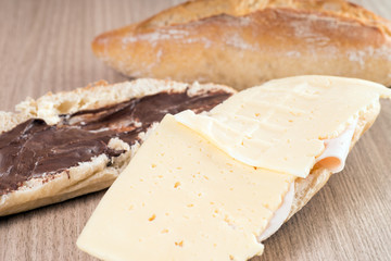 Brötchen belegt mit Käse, Wurst und Schokoaufstrich