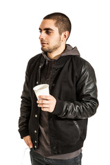 Mann mit Kaffeebecher - freigestellt