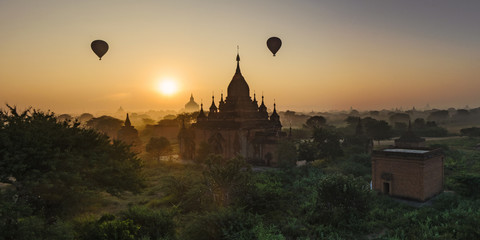 Fototapeta na wymiar Słońce wschodzi w Bagan, Myanmar