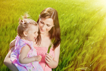 Mama und Tochter in der Natur