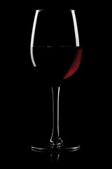 Fototapeta kieliszek czerwonego wina na czarnym tle obraz