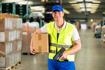 Lagerist von Spedition scannt Paket in Lager