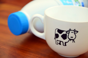 Bouteille de lait et bol blanc