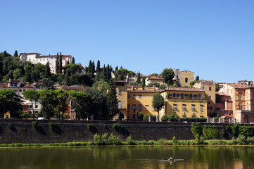 Fototapeta na wymiar Immeubles d'habitation donnant sur l'Arno à Florence