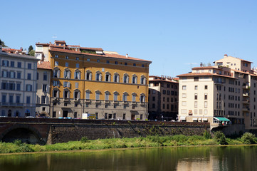 Fototapeta na wymiar Immeubles d'habitation donnant sur l'Arno à Florence