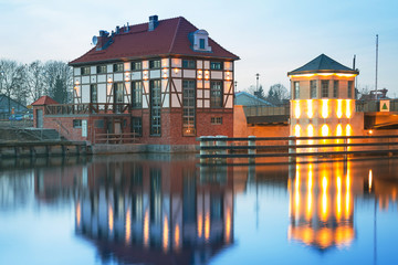 Obraz premium Bridge architecture on Elblag canal at night, Poland