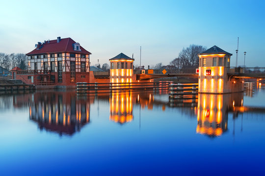 Fototapeta Bridge architecture on Elblag canal at night, Poland