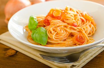 Spaghetti con salsa al pomodoro e cipolle