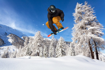 snowboarder in neve fresca