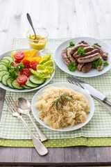 Sauerkraut, Nürnberger Bratwürste und Salat