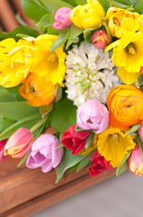 Frühlingshafter Blumenstrauß, frohe Ostern, Schnittblumen