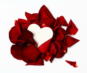 Herz in Rosenblüten