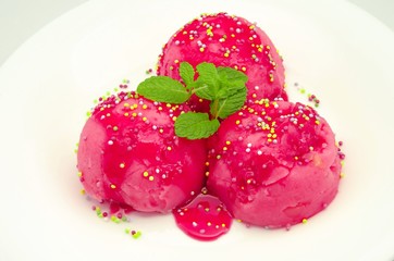 Bolas de helado de fresa