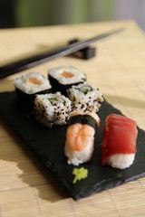 Sushi sur une ardoise