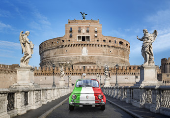 Naklejka premium Zabytkowy samochód przed zamkiem Sant'Angelo w Rzymie, Ita