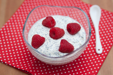 Topfencreme mit Mohn und Himbeeren