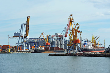 Fototapeta na wymiar Luzem statek towarowy pod d¼wig portowy most, Odessa, Ukraina