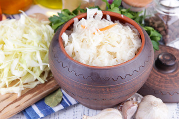 Composition with fresh and marinated cabbage (sauerkraut),