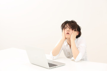 残業中の女性