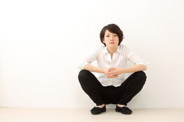 しゃがむ女性
