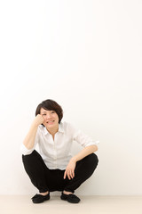 しゃがむ女性