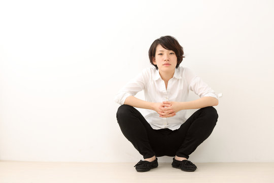 1 945 Best しゃがむ Images Stock Photos Vectors Adobe Stock