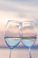 サンセットのビーチで乾杯