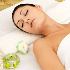 Obraz na płótnie Canvas Relaxing woman at beauty spa salon