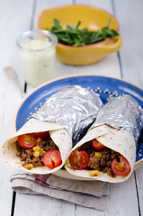 Tortilla mit Hackfüllung und Guacamole