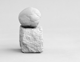 steinwürfel nd runder stein