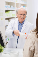 kundin kauft in der apotheke