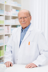 senior-chef in der apotheke