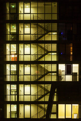 beleuchtetes Treppenhaus bei Nacht