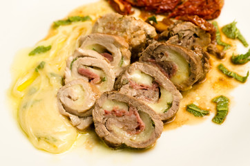 Involtini di manzo ripieni di bacon e formaggio, cucina italiana