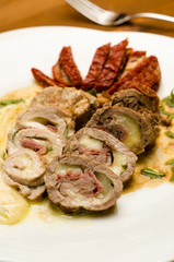 Involtini di manzo ripieni di bacon e formaggio, cucina italiana