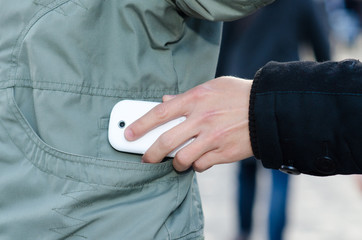 Trickbetrüger dieb stiehlt smartphone aus der jackentasche
