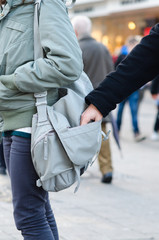Trickbetrüger begeht taschendiebstahl in der Fußgängerzone