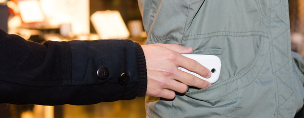 taschendieb stiehlt smartphone