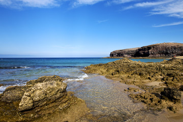 Fototapeta na wymiar w Lanzarote Hiszpania rocka wybrzeża i latem