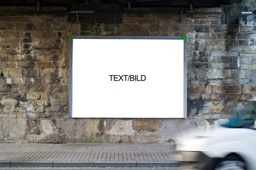 Reklame Tafel frei für Text vor rustikaler Wand mit Auto rechts